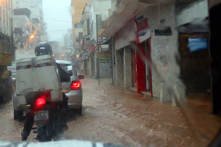 chuva-centro-alto-dos-passos-by-fernando-priamo-3 chuva-centro-alto-dos-passos-by-fernando-priamo-3