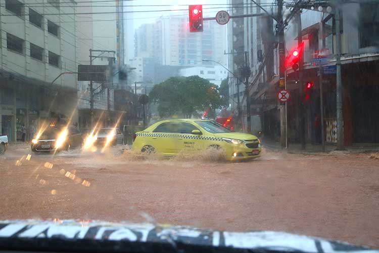 chuva-centro-alto-dos-passos-by-fernando-priamo chuva-centro-alto-dos-passos-by-fernando-priamo
