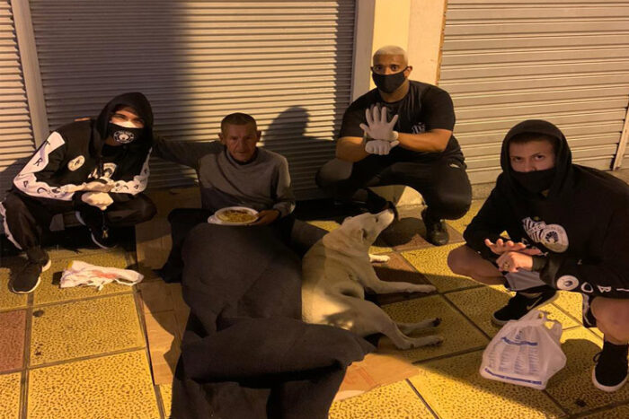 Torcida do Tupi oferece ceia para moradores em situação de rua 1 marmitex torcedores