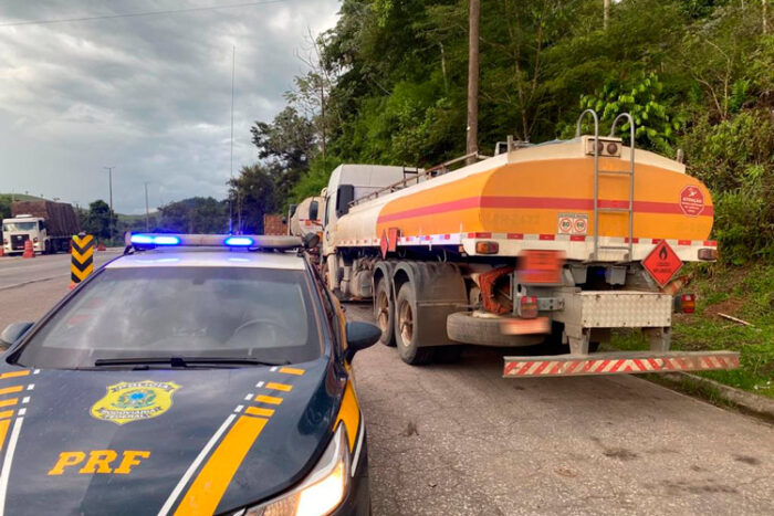 PRF apreende caminhão de combustível com suspeita de irregularidade fiscal 1 combustível