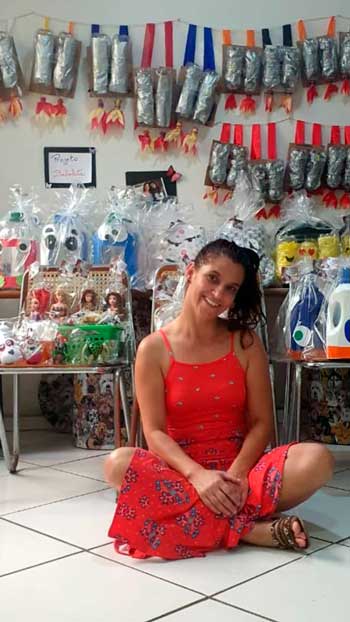 Psicóloga transforma lixo em brinquedos e faz doação natalina 1 psicológa lixos em brinquedos2