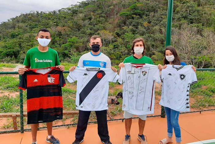 Com apoio dos 4 times grandes do Rio, ONG rifa camisas autografadas 1 rifa camisa onda solidaria by arquivo pessoal