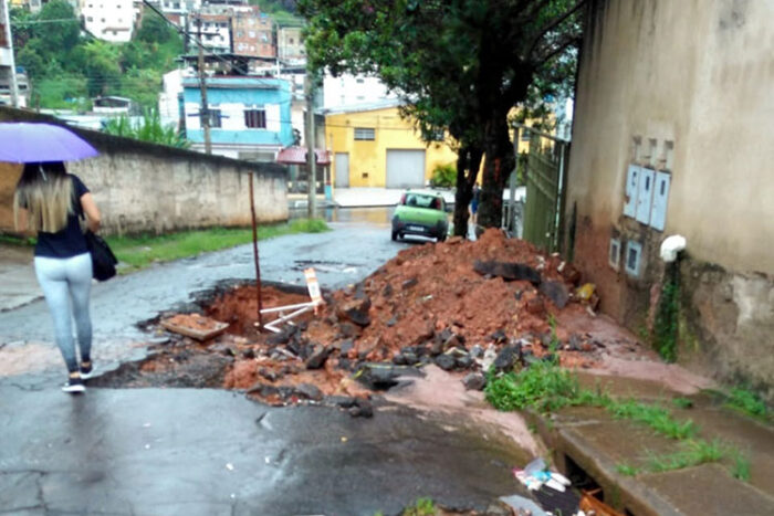 Moradores reclamam de buraco deixado após obra 1 vu 1512