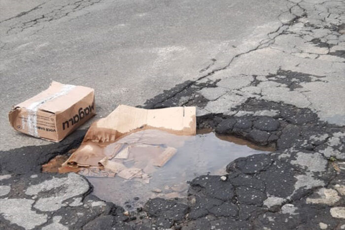 Buraco em rua atrapalha moradores e motoristas 1 vu 1612