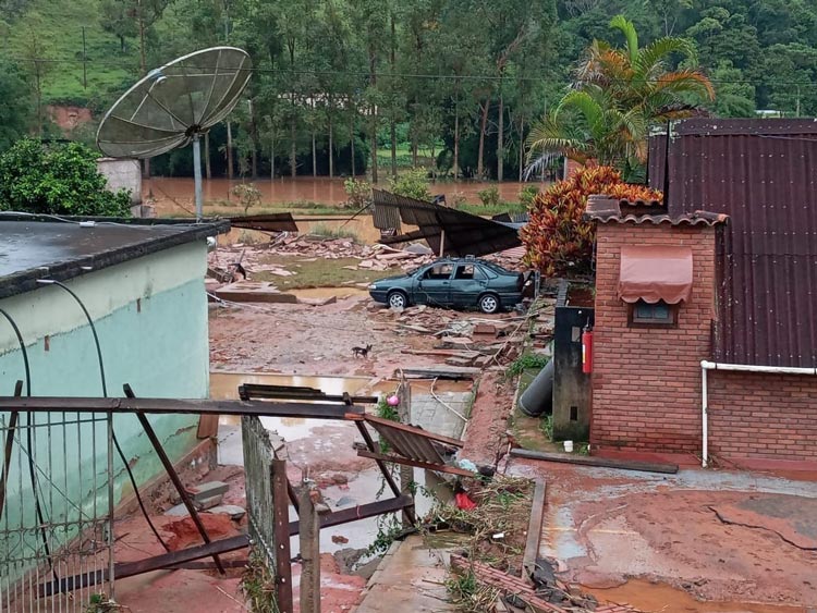 Mais de cem pessoas ficam desabrigadas após chuva em Correia de Almeida 2 Correia de Almeida Bombeiros 2