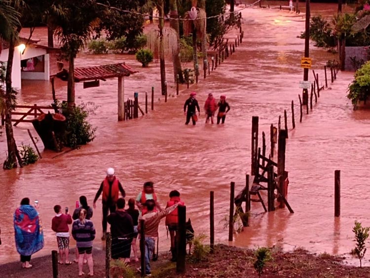Mais de cem pessoas ficam desabrigadas após chuva em Correia de Almeida 4 Correia de Almeida Bombeiros