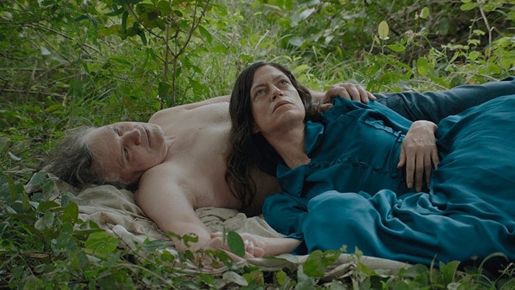 'Não vamos perder a energia', diz cineasta Paula Gaitán, homenageada em Tiradentes 4 Filme Luz nos Trópicos cena Arrigo Barnabé e Clara