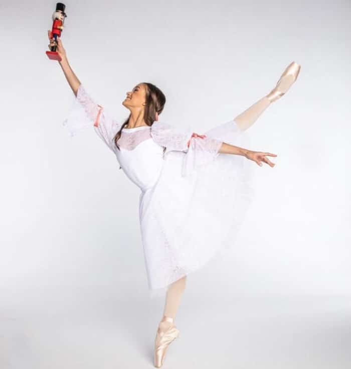 A Miss Juiz de Fora CNB 2020/2021, Iasmin Campos 3 Bailarina de sucesso: A premiada bailarina Luciana Sagioro, da Companhia Petite Danse, foi uma das convidadas para participar do espetáculo virtual "The Nutcracker", produzido pela Só Dança. Na versão, disponível no YouTube, ela interpreta Clara, a menina que ganha o boneco Quebra-Nozes de seu tio na noite de Natal e cai no sono.