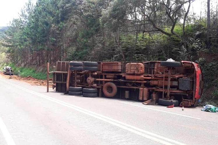 Homem morre em acidente envolvendo caminhões na BR-267 1 acidente 267 divulgação PRF