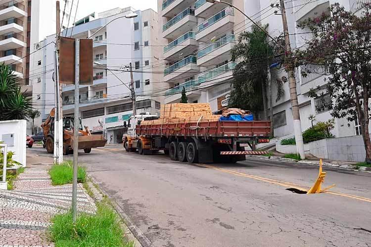 Carreta enguiça a poucos metros de afundamento de asfalto no Estrela Sul 1 carreta alameda pássaros da polônia wendell guiducci
