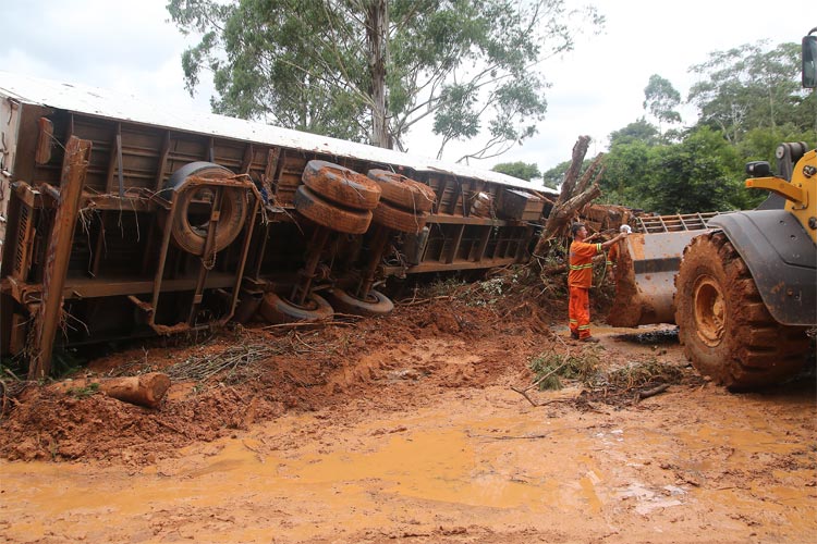 Deslizamento fecha União e Indústria e afeta itinerário de ônibus em JF 1 estrada fernando