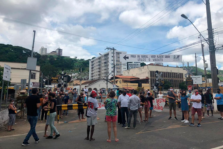 Comunidade faz nova manifestação contra fechamento de passagem de nível no Poço Rico 1 manifestação poço rico associação de moradores do bairro poço rico