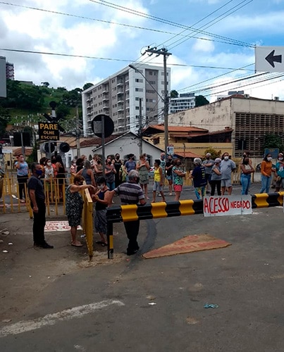 Comunidade faz nova manifestação contra fechamento de passagem de nível no Poço Rico 2 manifestação poço rico1 associação de moradores do bairro poço rico