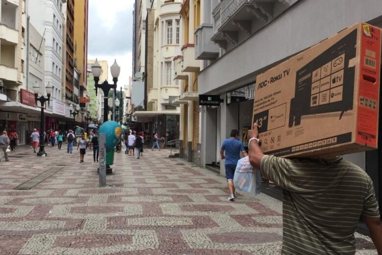 Queimas de estoque de grandes redes promovem aglomerações em JF 1 mega liquidação e movimento no centro de jf by ernando priamo e1610215935602