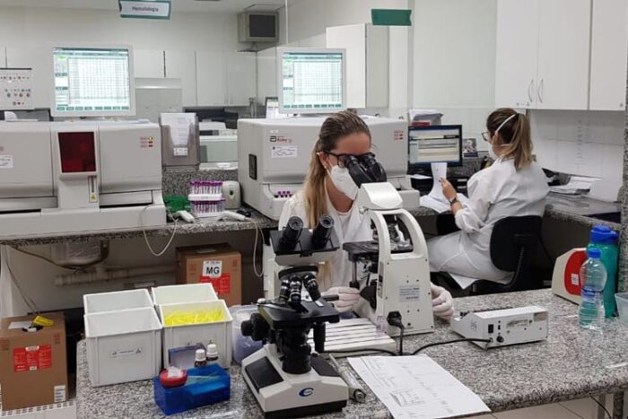 Profissionais que atuam na linha de frente recebem acolhimento psicológico em JF 1 profisssionais psicologo