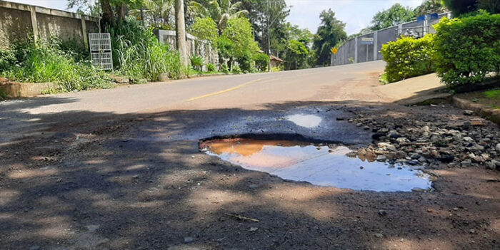 Buraco obriga motoristas a trafegarem na contramão 1 vu 1401