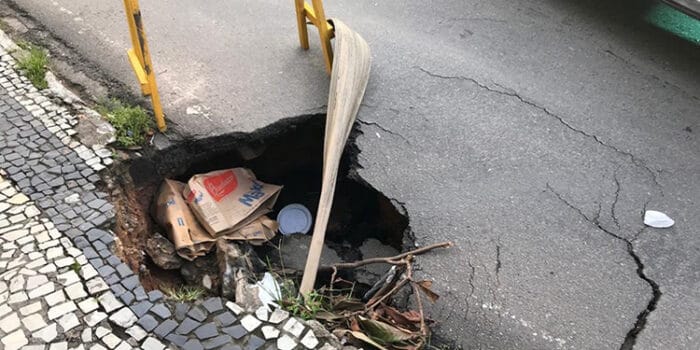 Buraco toma parte da calçada e da rua 1 vu 1901