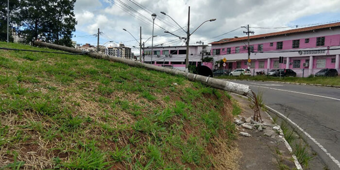 Poste permanece caído há mais de um mês no Cascatinha 1 vu 2801