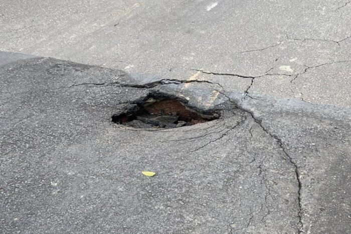 Buraco aparece em rua logo após pavimentação 1 vu buraco