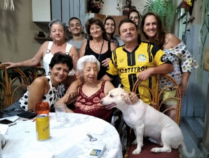 Na comemoração de seus 95 anos, dona Jandyra Manganelli ladeada pelo carinho dos familiares, além do ‘pet’ de estimação