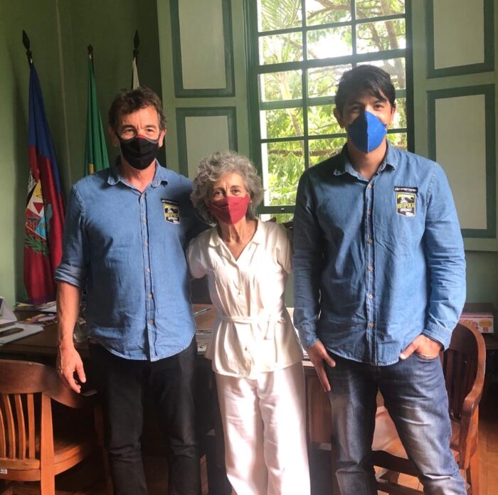 Visita à prefeita: Manoel Resende e o filho Thiago foram recebidos, em Lima Duarte, pela prefeita Elenice Santelli, que não poupou elogios a estrutura profissional e consciente do Ibitipoca Off Road ao longo destes 31 anos. Durante o encontro ela mostrou que conhece bem a modalidade: seu marido, Licínio Delgado, assim como Manoel, conhece as trilhas há muito tempo (é jipeiro) e, a exemplo de Thiago, é médico ortopedista. Na foto, a prefeita de Lima Duarte, Elenice Santelli ladeada por Manoel Resende e o filho Thiago   