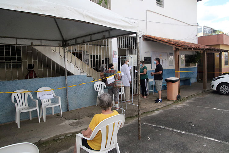 Prefeitura vacina 596 idosos de 88 e 89 anos no primeiro dia 1 Vacinação São Pedro tarde fernando priamo 1