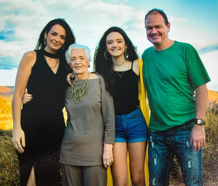 A aniversariante Paula Gaio Keil com a mãe Ruth de Assis, a filha Gabriela e Ronaldo Keil 1 A aniversariante Paula Gaio Keil com a mãe Ruth de Assis, a filha Gabriela e Ronaldo Keil