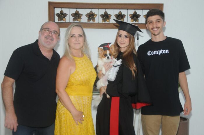 Carolina Biságio 2 Na colação de grau 'online' em Direito pelo Granbery, Laura Brandão (com seu 'pet’ Louis) ladeada pelos pais Cláudio e Valéria Brandão, além de Davi Rezende Foto: Andréa Ottoni