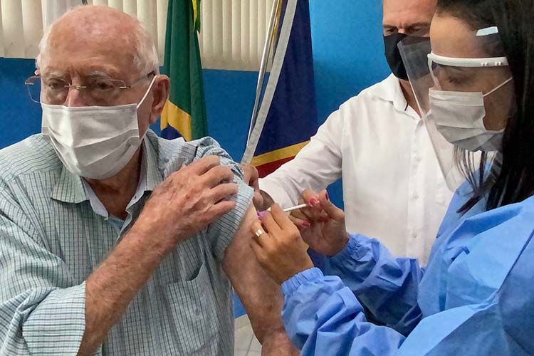 Aos 95 anos, prefeito de Muriaé é vacinado contra Covid-19 1 vacinacao prefeito de muriae by prefeitura de muriaé