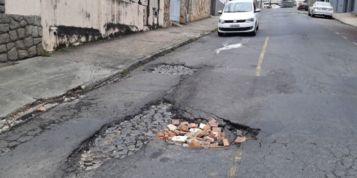 Moradora denuncia afundamento de rua no Alto dos Passos 1 vu 1902