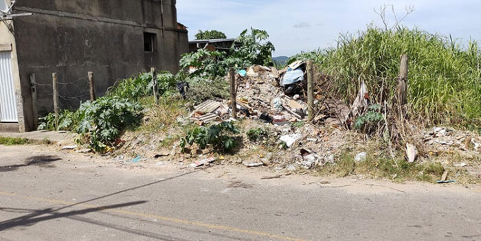 Terreno é utilizado como ponto de despejo de entulho 1 vu 2502