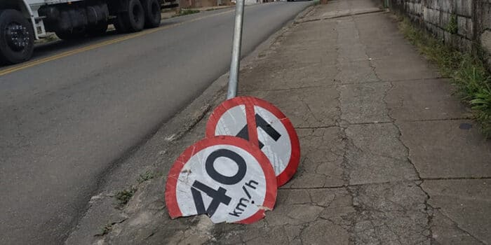 Placas de trânsito caídas em rua do Francisco Bernardino 1 vu 2602