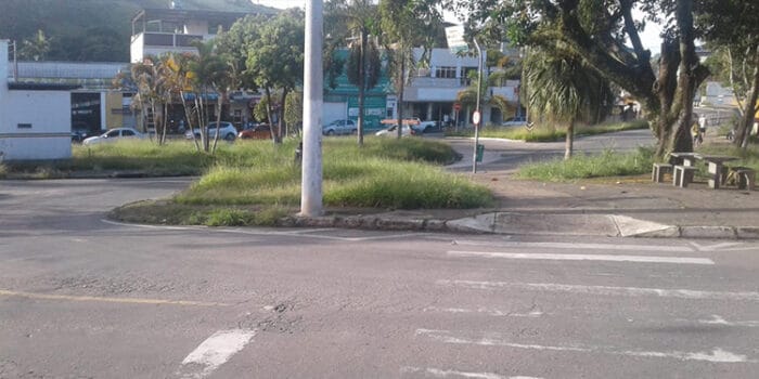 Mato alto no trevo do Bairro Grama 1 vu1102