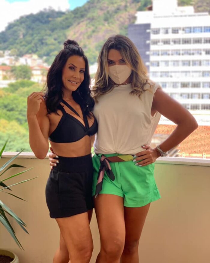 A ex-morena do Tchan, Scheila Carvalho com o cabeleireiro Cleiton Wlisses, durante as gravações para a plataforma ShapeMe 1 A ex-morena do Tchan, Scheila Carvalho com o cabeleireiro Cleiton Wlisses, durante as gravações para a plataforma ShapeMe