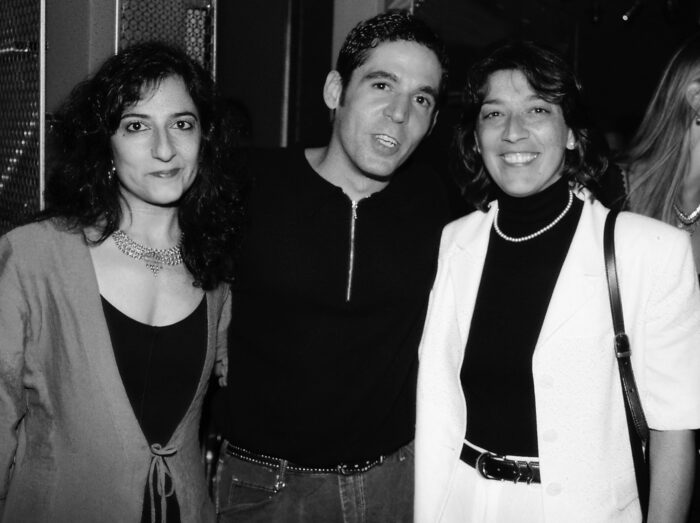 O charme inconfundível de Larissa Chehuen 3 Joaquim Simeão de Faria ladeado pelas irmãs jornalistas, Marília Sffeir Mafhuz e a saudosa Valéria Sffeir, na inauguração do Front em 1994 FOTO: AELSON AMARAL