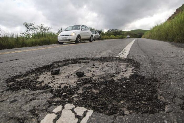 Convênio deve ampliar pavimentação da estrada de Ibitipoca 3 buraco ibitipoca estrada