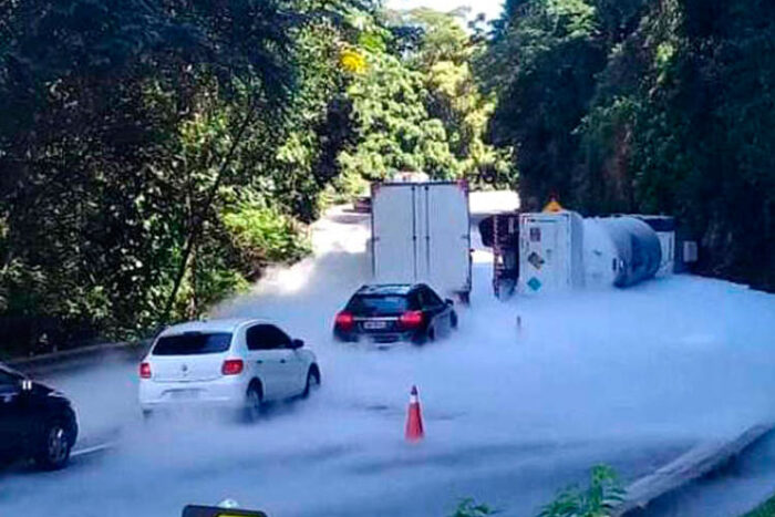 Caminhão tomba na Serra de Petrópolis, e BR-040 fica o dia todo interditada 1 foto divulgacao redes sociais carreta tomba na br040 oxigenio