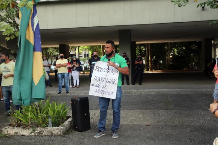 Manifestantes contrários ao lockdown conversam com prefeita Margarida Salomão 1 manifestação aglomeração fernando priamo 1