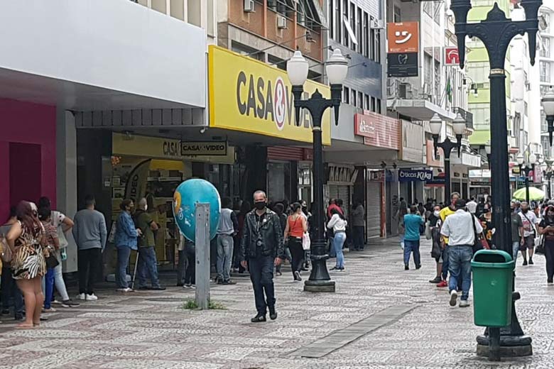 No primeiro dia de lockdown, movimento é grande nas ruas de Juiz de Fora 2 movimento do calçadão by leo costa2