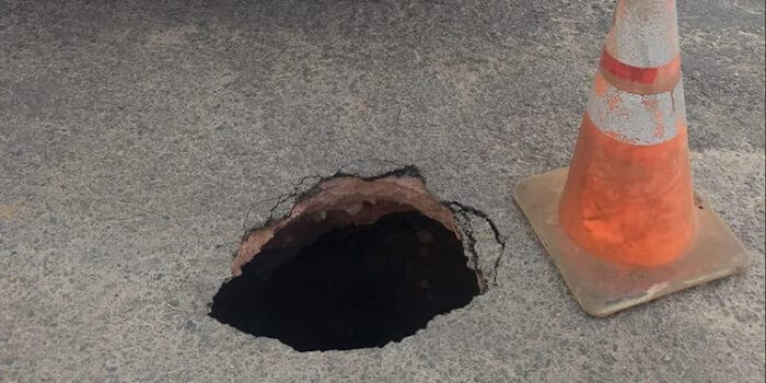 Moradores reclamam de ruas esburacadas no Parque das Torres 1 vu 0403