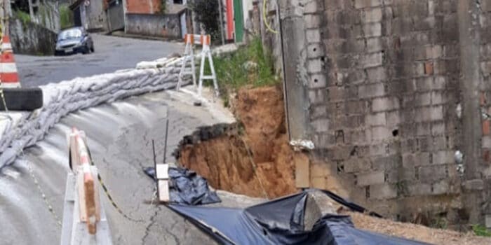 Rua está desmoronando no Bairro São Pedro 1 vu 0903