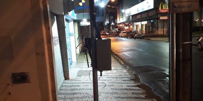 Poste em meio a calçada na região central 1 vu 1203