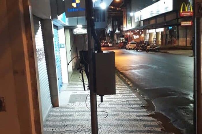 Poste em meio a calçada na região central 1 vu poste no meio da calcada