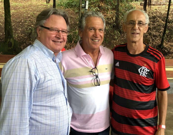 Luiz Carlos Araujo, o ex-zagueiro rubro-negro Rondinelli e Renato Dárcio Camilo, antes da pandemia, no Clube do Papo 1 Luiz Carlos Araujo, o ex-zagueiro rubro-negro Rondinelli e Renato Dárcio Camilo, antes da pandemia, no Clube do Papo
