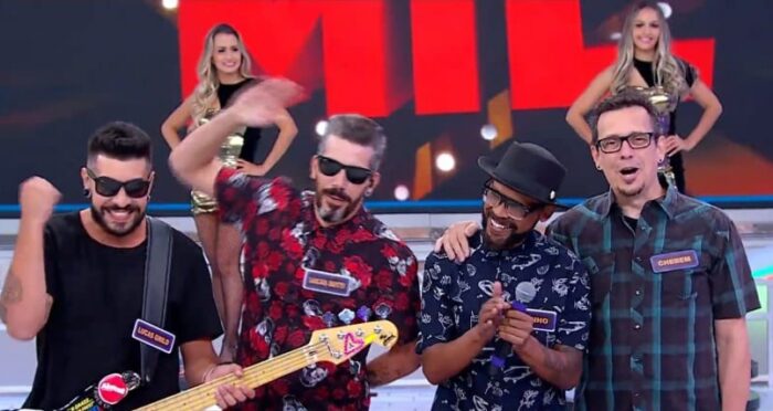 Bárbara Paiva no ‘flash’ de Johnny Pio 2 A turma da Banda Muamba marcou presença no “Dez ou Mil” do Programa do Ratinho (SBT), apresentando uma versão mais roqueira do sucesso “Lady Laura”, em homenagem aos 80 anos do Rei Roberto Carlos
