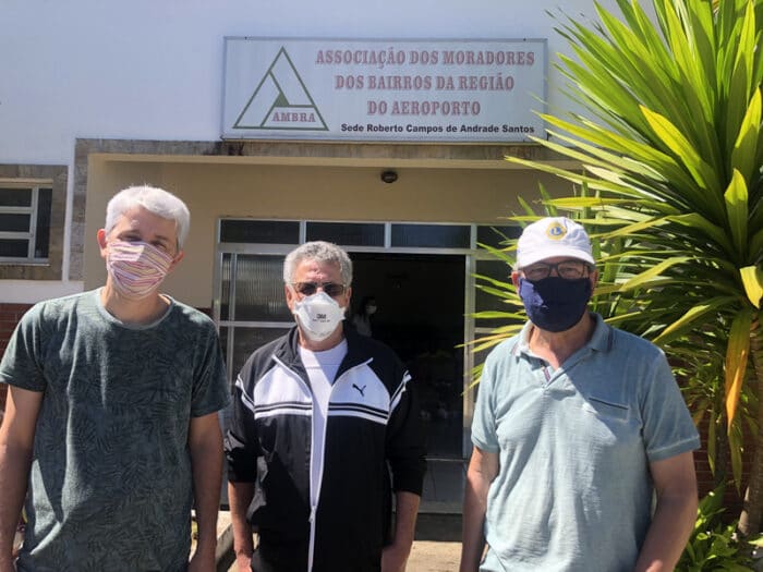 O diretor da Aban, Renato Lopes com os diretores da Ambra (Associação dos Moradores dos Bairros da Região do Aeroporto), Darlan Kneipp e Luiz Antonio Avela 1 O diretor da Aban, Renato Lopes com os diretores da Ambra (Associação dos Moradores dos Bairros da Região do Aeroporto), Darlan Kneipp e Luiz Antonio Avelar, durante a bem sucedida campanha "JF sem fome" que arrecadou, somente no domingo, 3.270 quilos de alimentos e 257 itens de higiene em prol de 120 famílias