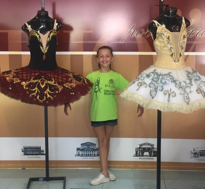 Lara Lopes no clima do outono 2 Rumo ao Balé Bolshoi: Giovana e Rick Firjam não cabem em si de tanta felicidade pelo sucesso da filha Mariana (10 anos), que ficou entre os 20 selecionados de um total de 2.000 candidatos, para estudar na Escola do Teatro Bolshoi, em Jonville (SC). A propósito, Raphaela Barbosa Milward está super orgulhosa do talento de sua aluna na Corpus, agora ingressando na única filial de formação de artistas da dança do Bolshoi da Rússia.