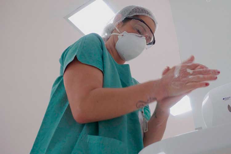Imagem: Técnica em enfermagem relata rotina desgastante em UTIs da cidade