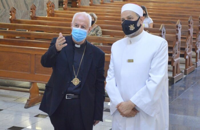 O arcebispo dom Gil Moreira e o 'sheik' Hosni Youssef, responsável pela Associação Muçulmana de Juiz de Fora, clicados na Catedral Metropolitana 2 O arcebispo dom Gil Moreira e o 'sheik' Hosni Youssef, responsável pela Associação Muçulmana de Juiz de Fora, clicados na Catedral Metropolitana