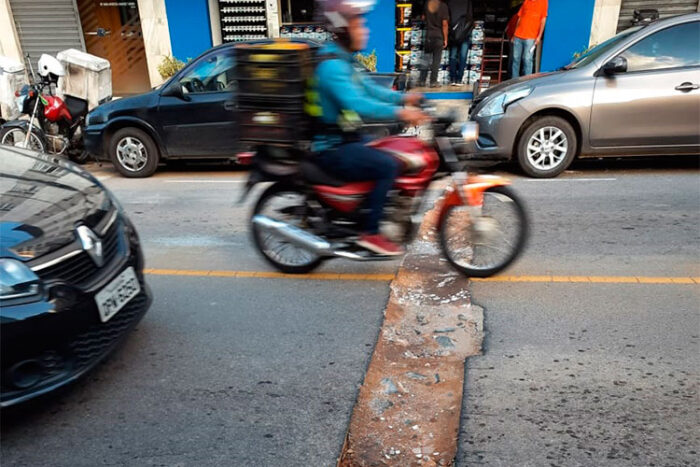 Valeta na Rua São Mateus causa problemas no trânsito 1 vu 3004